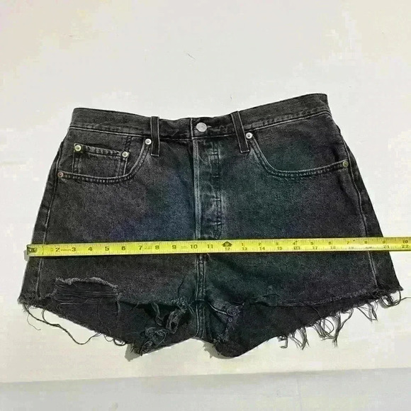 Levi's Black Frayed Hem Button Fly 501 Shorts Womens Size 32 - Picture 5 of 13